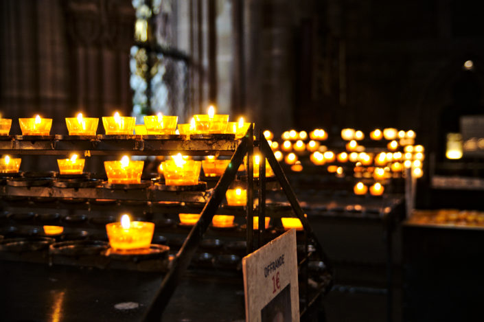 Illuminiation de bougies dans la cathédrale de Strasbourg