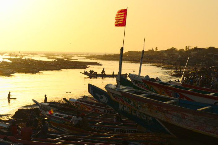 Multitude de bateaux de pêche au Sénégal, sous fond de coucher de soleil
